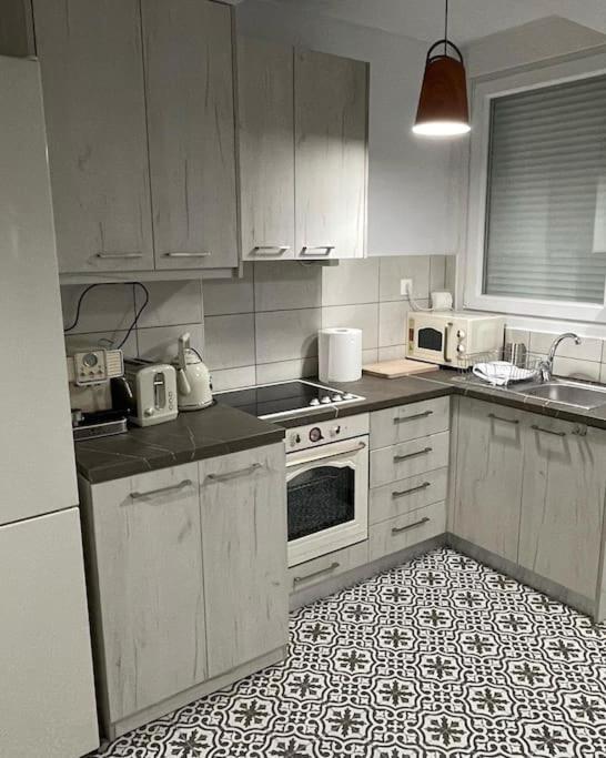 Family Apartment With Private Yard Next To Agios Dimitrios Church Thessaloniki Buitenkant foto
